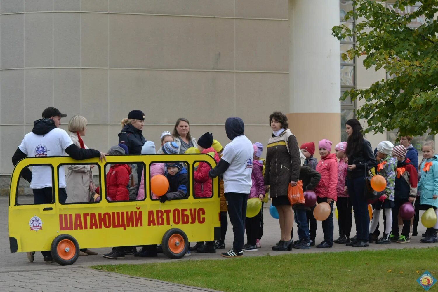 Акция шагающий автобус. Шагающий автобус акция ГИБДД. Акция шагающий автобус в школе.