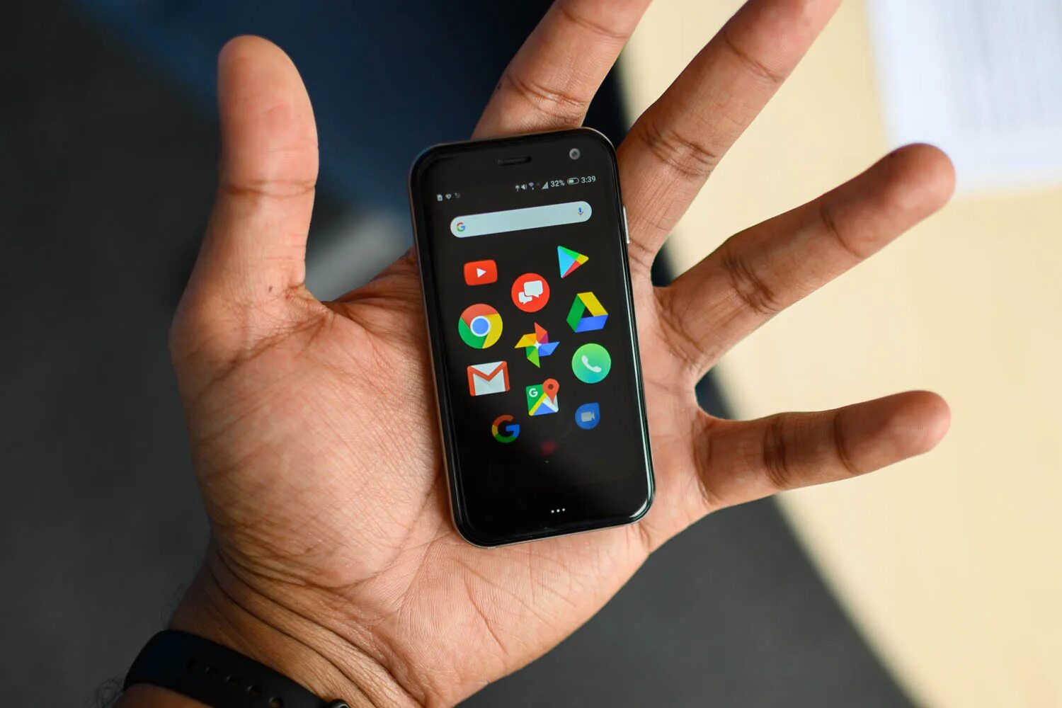 Jelly смартфон. Компактный смартфон Android 2022. Миниатюрный смартфон Palm. Самый миниатюрный смартфон. Самый маленький смартфон.