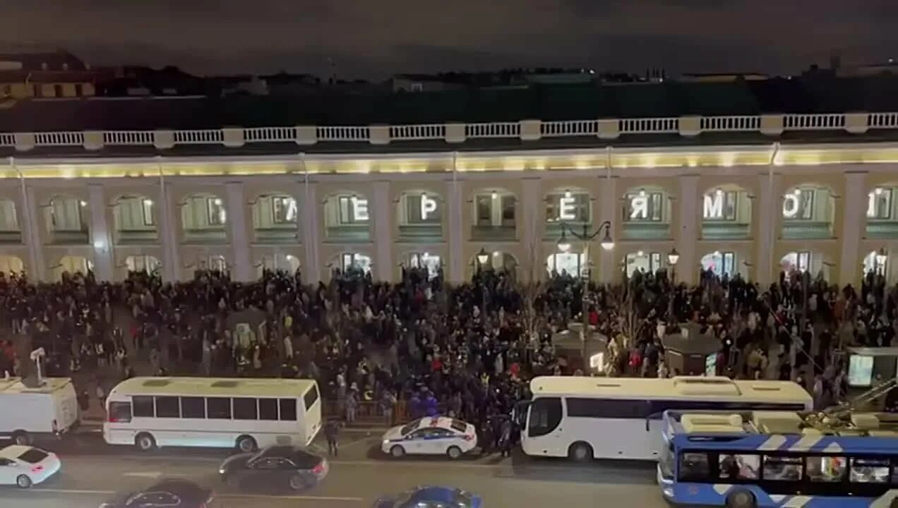Митинги в Санкт-Петербурге сейчас. Протесты в Санкт-Петербурге сейчас. Митинги в Питере против войны. Санкт-Петербург много людей.