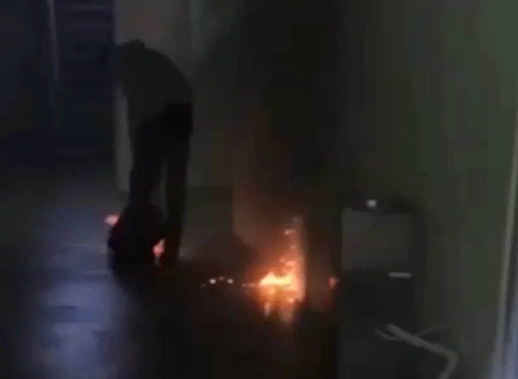 У девочки в руках взорвалась зарядка. Взрыв телефона в кармане. Взрыв телефона на зарядке в руках. Взрыв в екатеринбурге. У девочки в руках взорвалась зарядка.