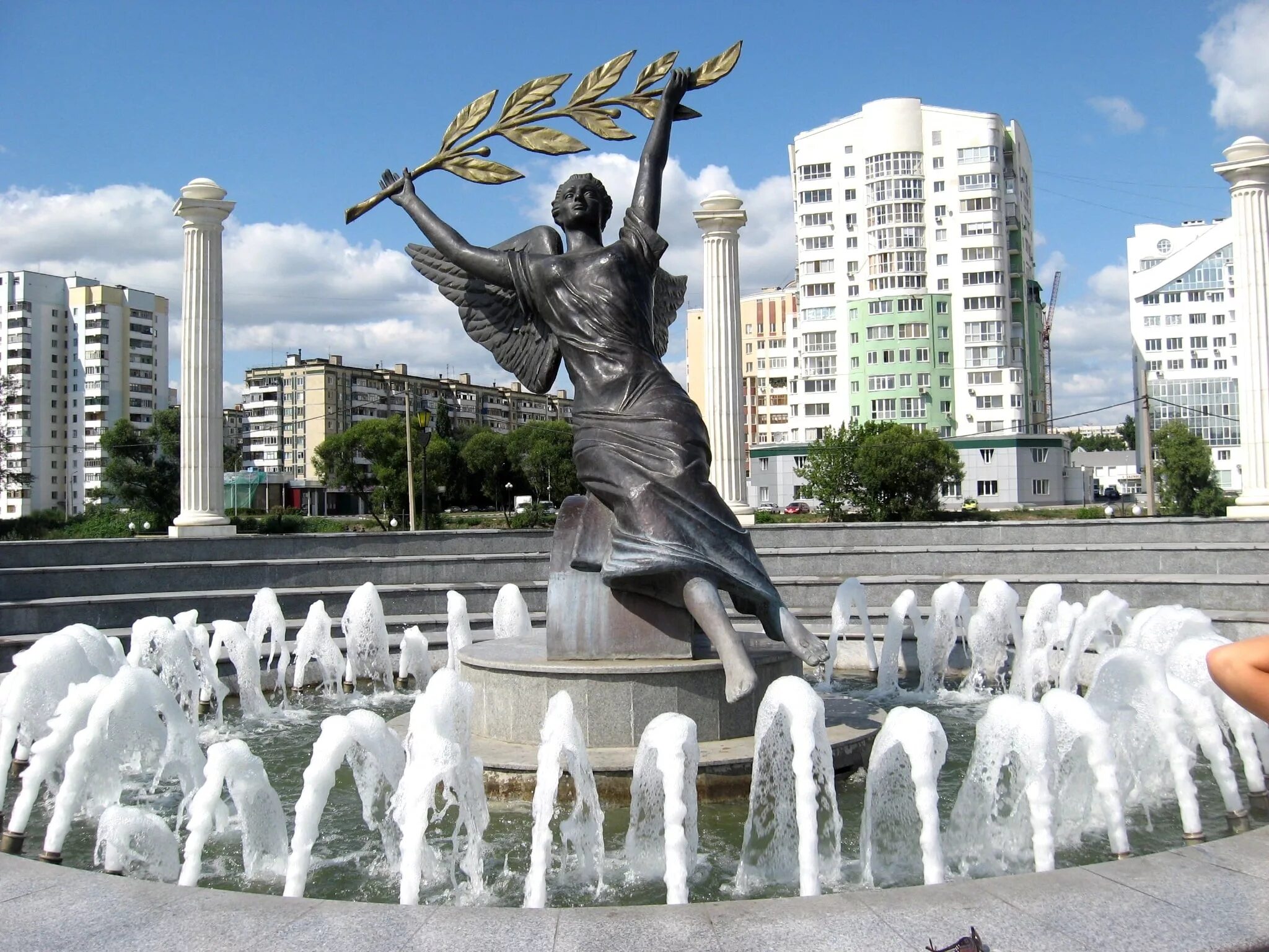 Белгород 2007 г. Памятники Белгорода фонтан БЕЛГУ.