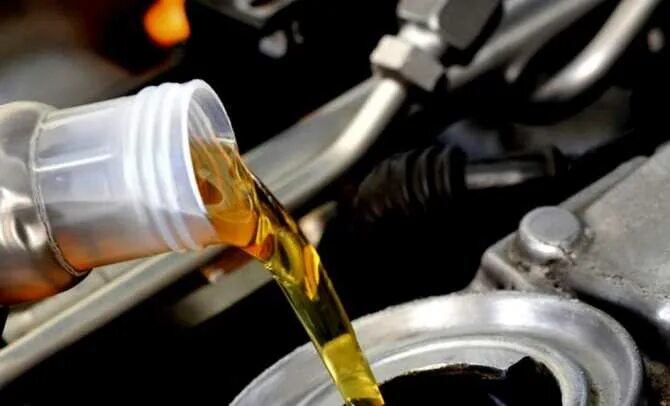 Доливка масла. Бирка мерседес замена масла под капот. Доливка моторного масла мондео 3. Масло двс. Заливка моторного масла.