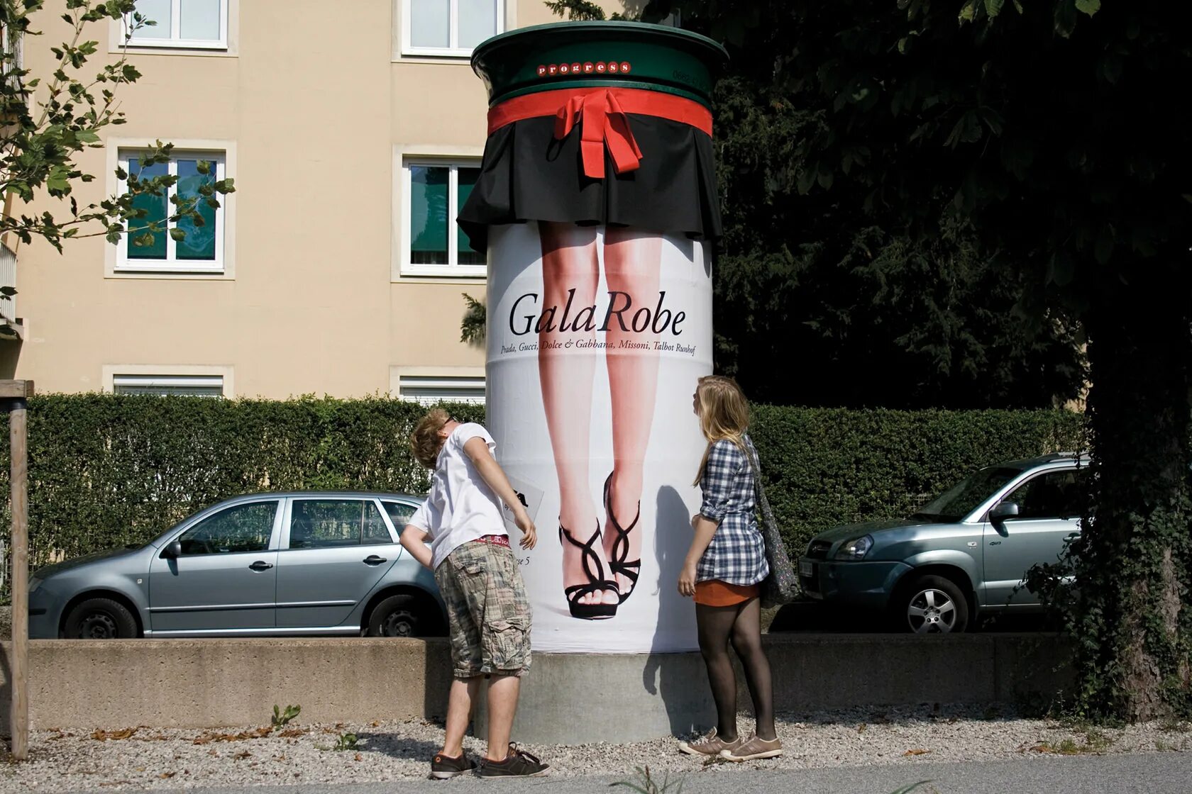 Не стандартно или нестандартно. Австрийская реклама. Нестандартные рекламные решения. Необычная реклама леггинсов. Нестандартная рекламная установка.
