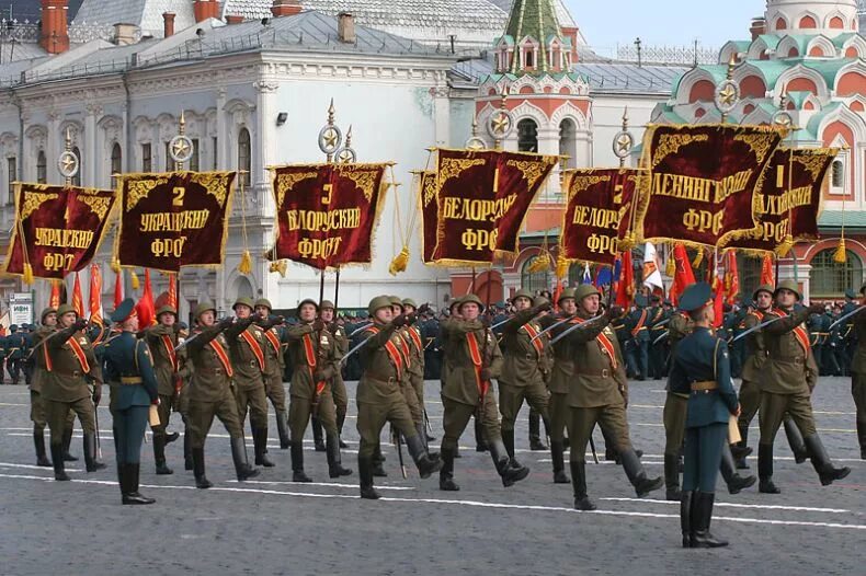 9 мая фронт. Штандарты фронтов на параде Победы 1945. Парад 9 мая 1945. Парад на красной площади 9 мая 1945. Штандарт на параде.