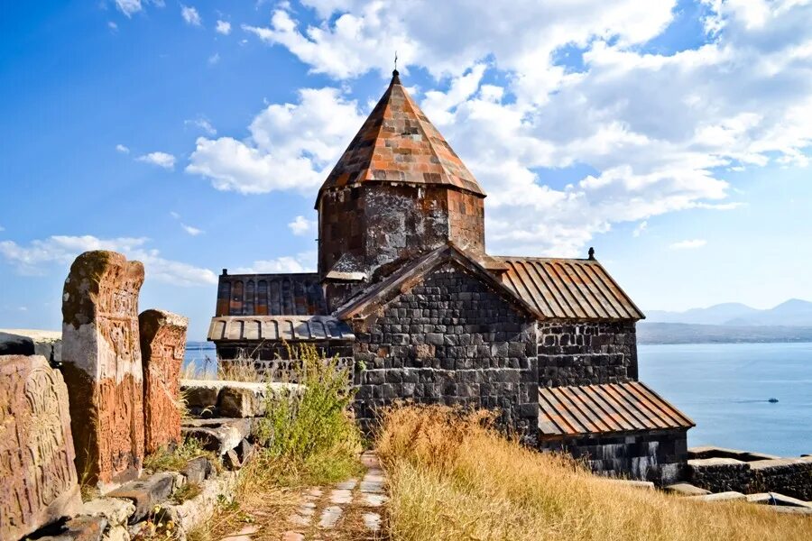 Город Севан Армения. Церковь на Севане Армения. Озеро Севан Армения. Севан Цереков остров. Кредит севан