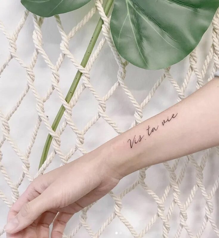 Vis ta vie тату значение. Vis ta vie. Тату fe. Vie ta vie тату. Vis ta vie.