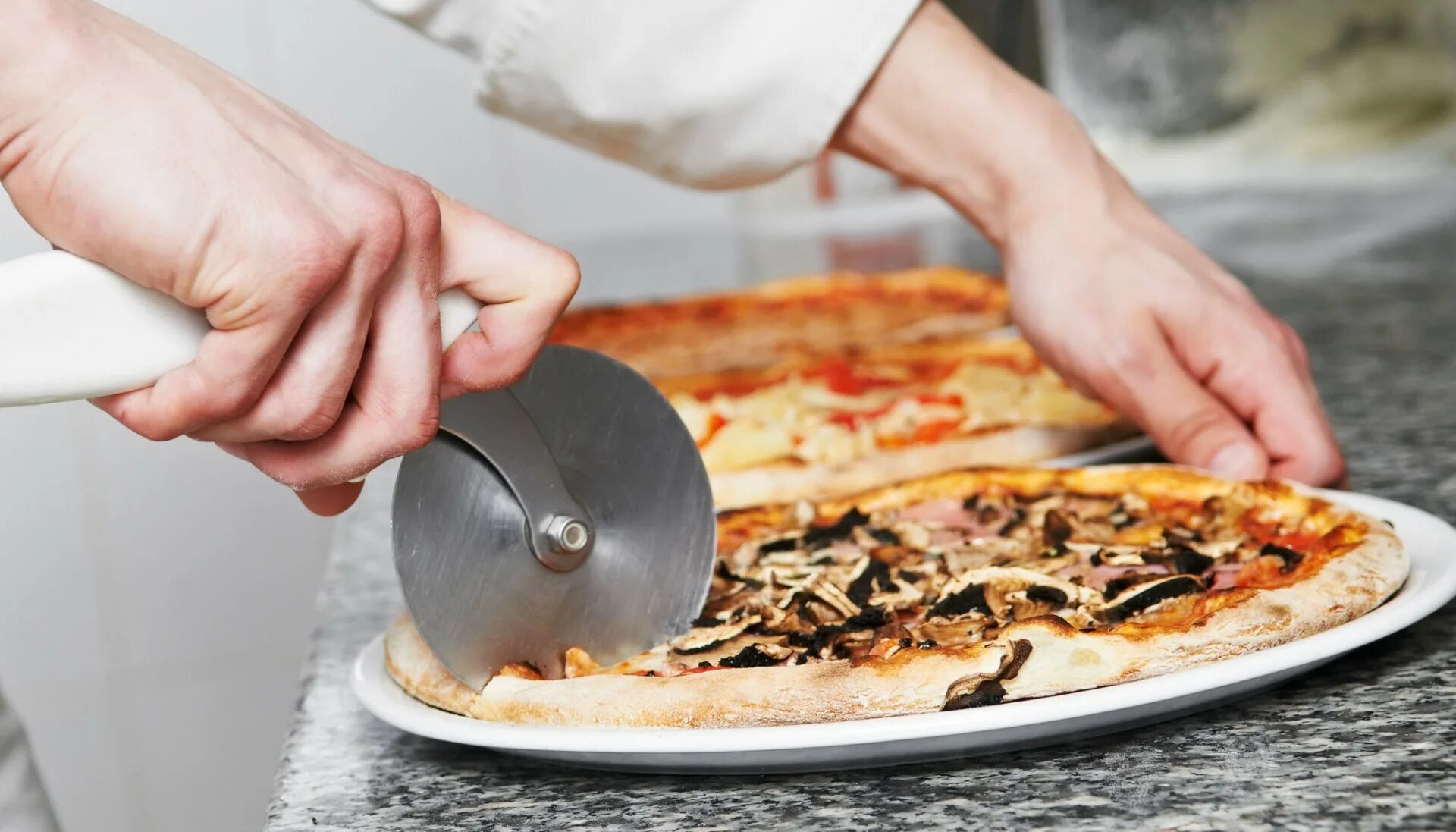 процесс приготовления пиццы в пиццерии тесто. мастер класс пицца. включи они готовят пиццу. включи они готовят пиццу. игры для девочек готовка пиццы.