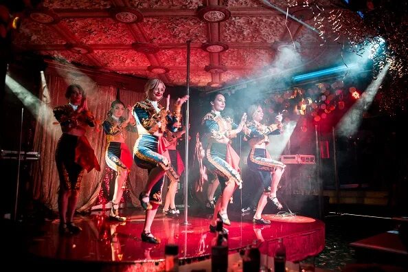Ресторан кабаре в москве. Клуб le rouge cabaret москва. Ленинград центр шоу. Кабаре ле руж. Le rouge cabaret москва.