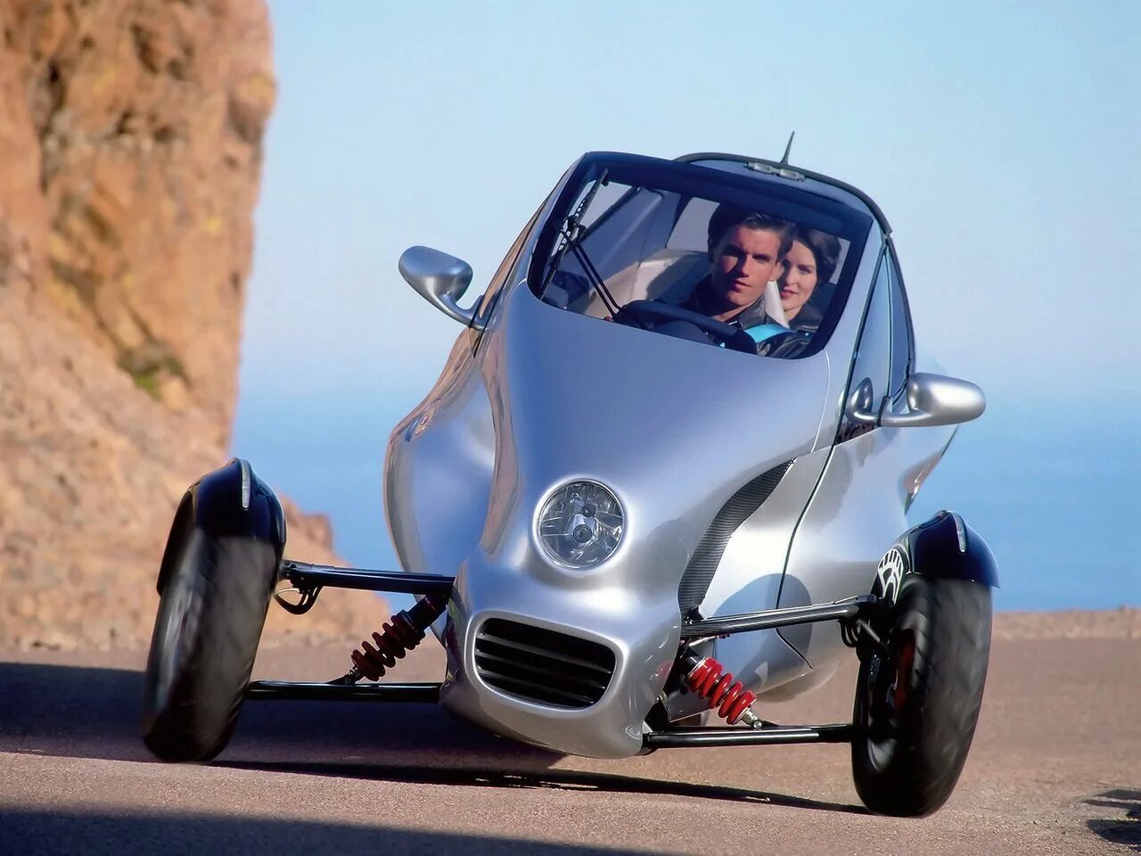 Автомобиль в форме туфли. Байк на автомобильных колесах. Необычные автомобили. Lit motors с-1. Трехколесный мерседес бенц.