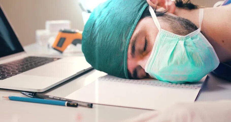 Сонный доктор. Сонный доктор. Усталый медработник. Сонный доктор. Сонный доктор.