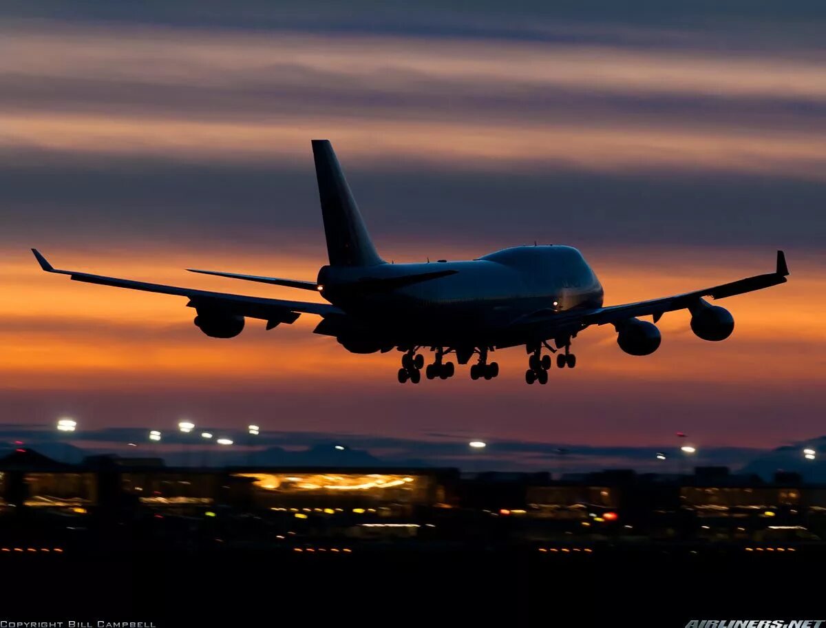 Покажи фотографии самолетов. Боинг 747 ночью. Боинг 747 Эстетика. Боинг 747 взлетает. Самолет Боинг в ночи.