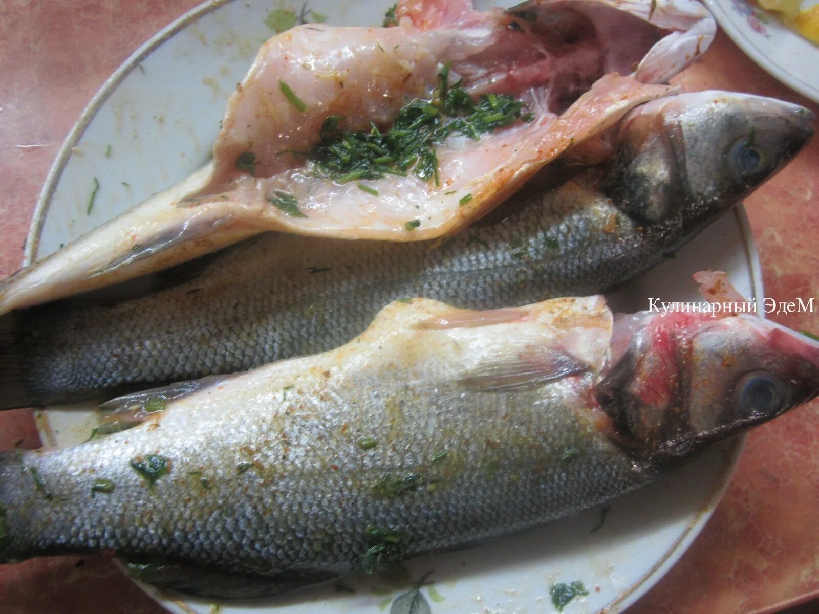 рыба жемчужная в духовке. морской окунь в фольге на гриле. рыба жемчужная в духовке. рыба жемчужная в духовке. Poach еда.