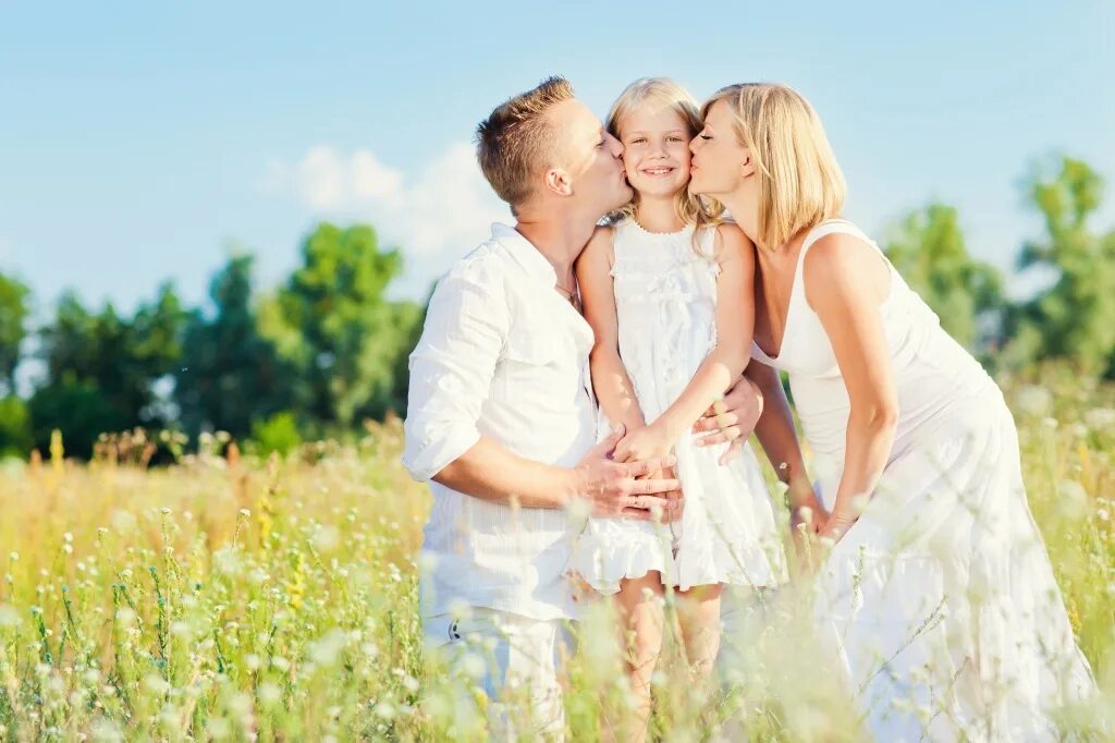 Счастливые подростки и родители. Фотосессия с четырьмя детьми. Семья взрослые дети. Женщина и ее семья. Женщина с тремя детьми.