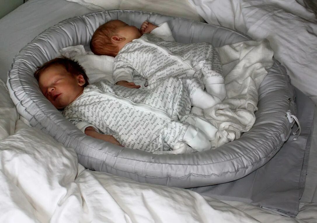 Можно ли спать новорожденному в коконе ночью. Кокон babynest Twin. Кокон в кроватку для новорожденных. Матрас кокон для новорожденных. Кокон гнездышко для новорожденных.