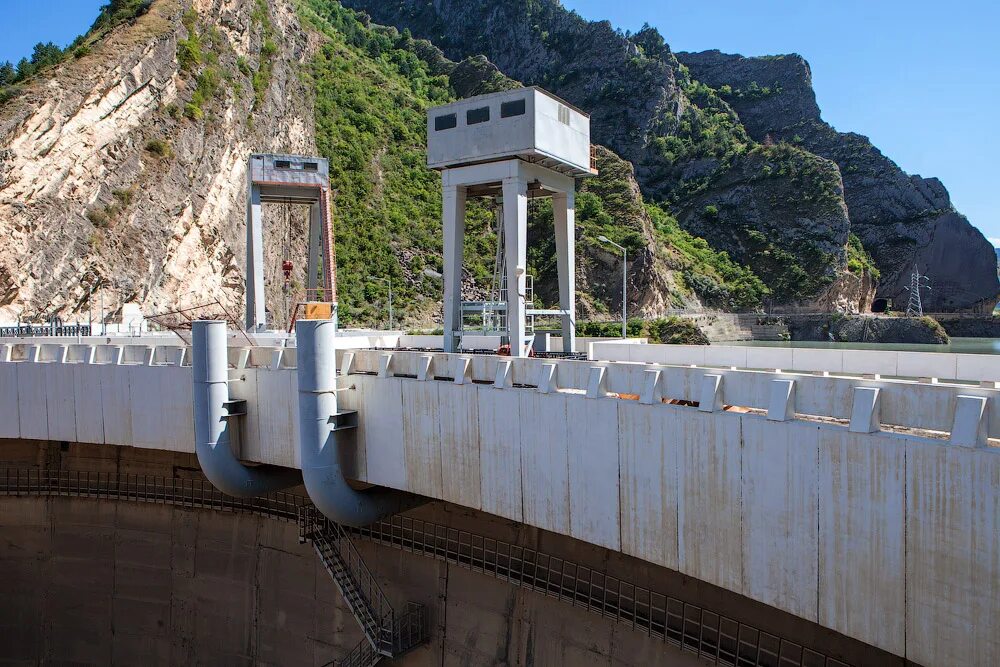 Между плотинами. Водосброс монтичелло. Место расположения озера видрару. Между плотинами. Гэс белу монти.