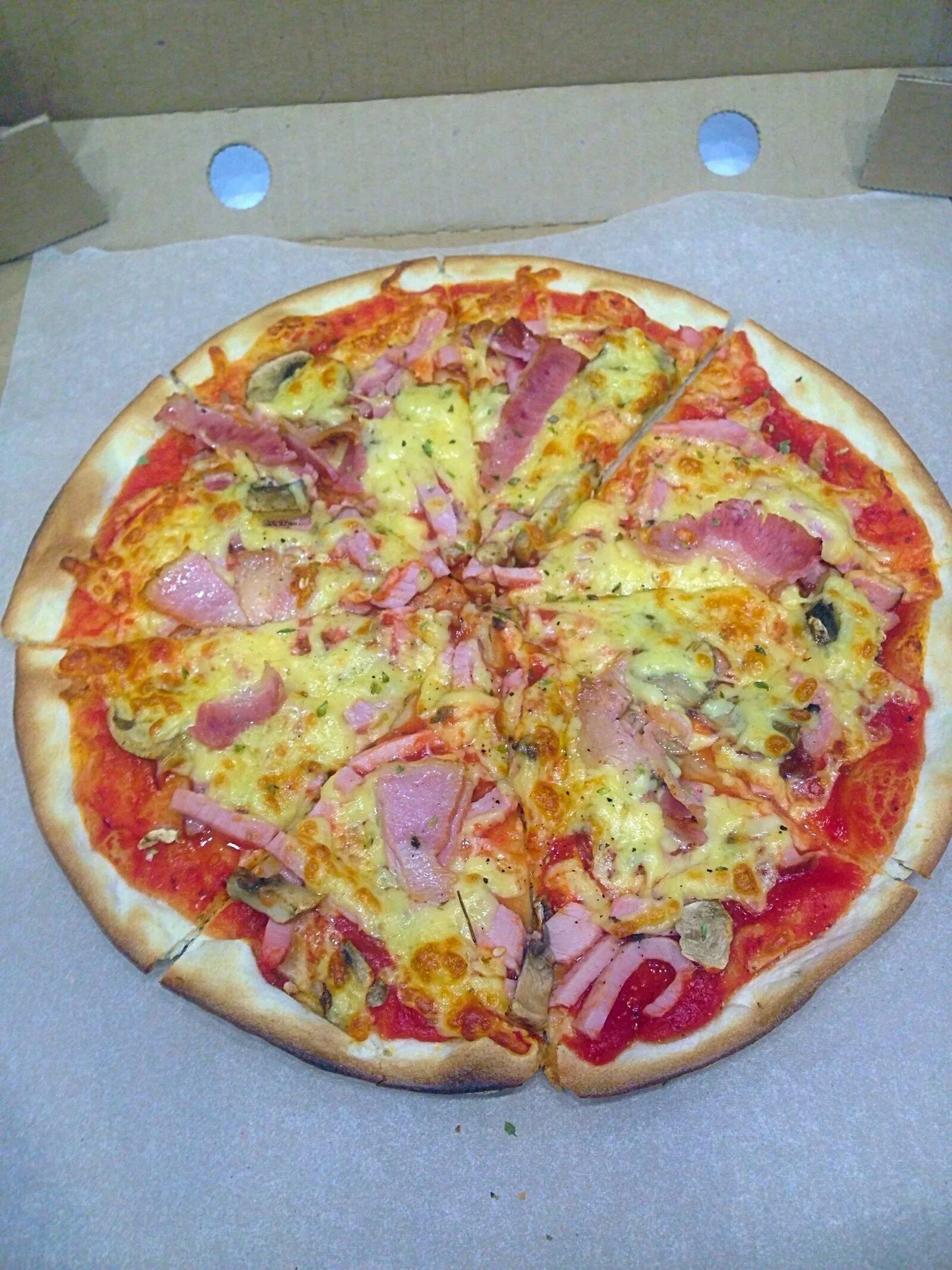 Пиццерийка доставка. Chikki pizza Красноярск. Пицца в подарок. Чика с пиццей. Пицца Чик Чик.