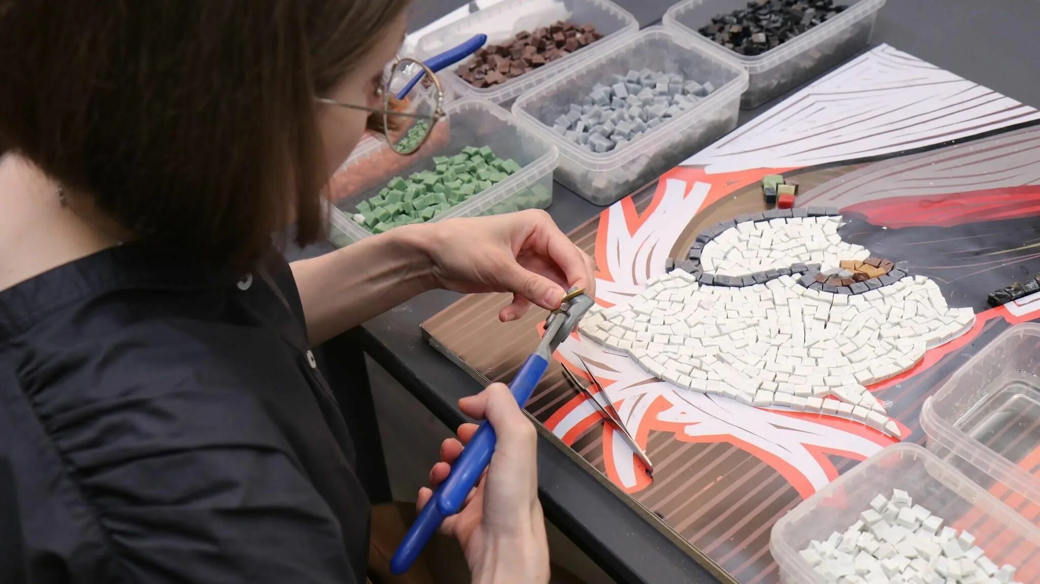 Техника мозаичного набора. Рукоделие мозаика из смальты. Набор для мозаики из смальты. Мозаика процесс. Процесс изготовления мозаики из смальты.