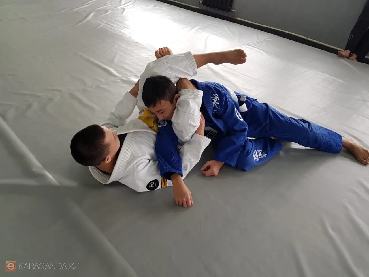 белый зал джиу-джитсу. муса кахитаев джиу джитсу. джиу джитсу абакан. стиль джитсу дом 50. упражнения джиу джитсу.