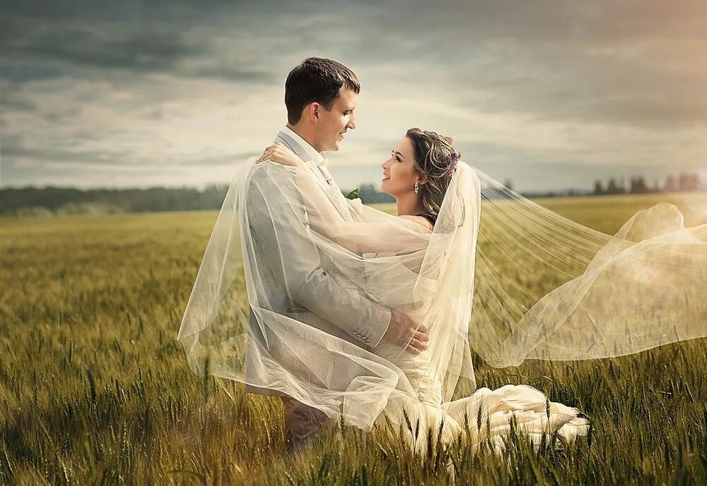 Свадебная фотосессия. Фотосъемка молодоженов в поле. Невеста на природе. Жених и невеста на природе. Брачное поле
