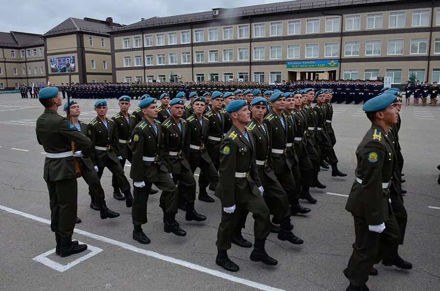 Высшие десантные училища. Рязанское военное училище. Рязанское училище ВДВ. Рязань военный институт ВДВ. Высшее командное училище ВДВ В Рязани.