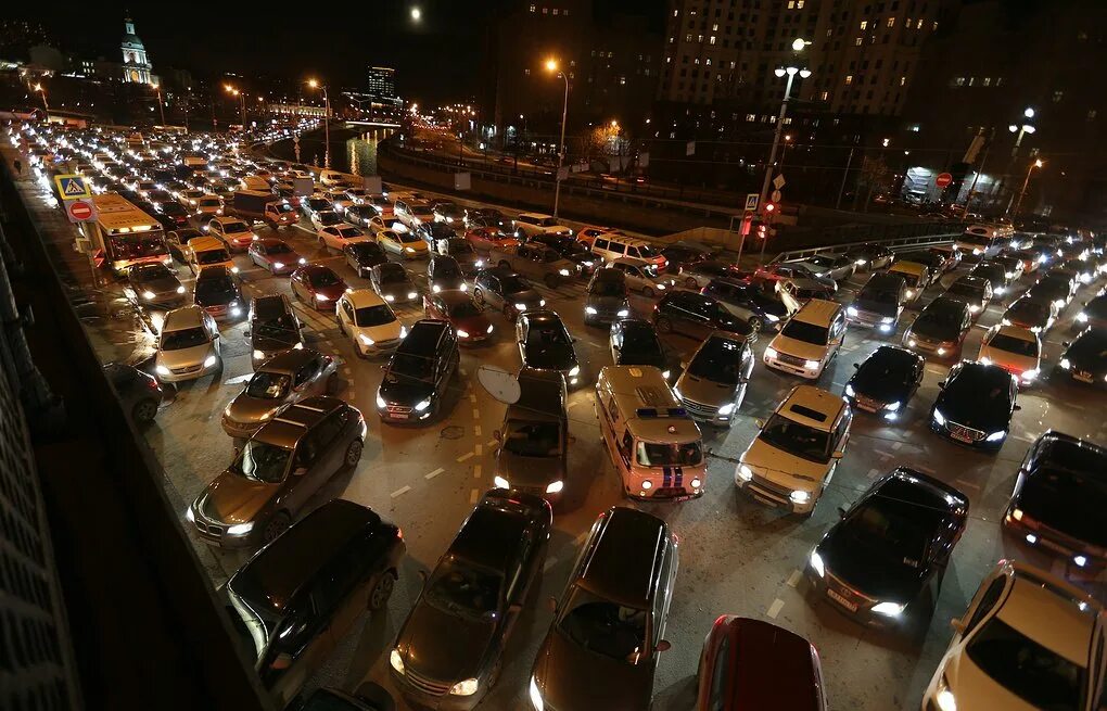 Час пик на дорогах. Пробки на ТТК. Пробки в Москве. Московские пробки. Пробка машин.