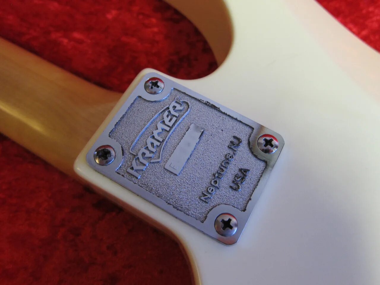 Номер гитарный. Серийные номера гитар kramer. jackson neck plate. серийный номер гитары. kramer 617r/t.