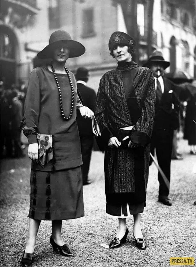 В 20 годы был стиль. Англия 1920е мода. 1920е мода в США. Мода Англия 20-е годы. 20е годы 20 века мода женщины.