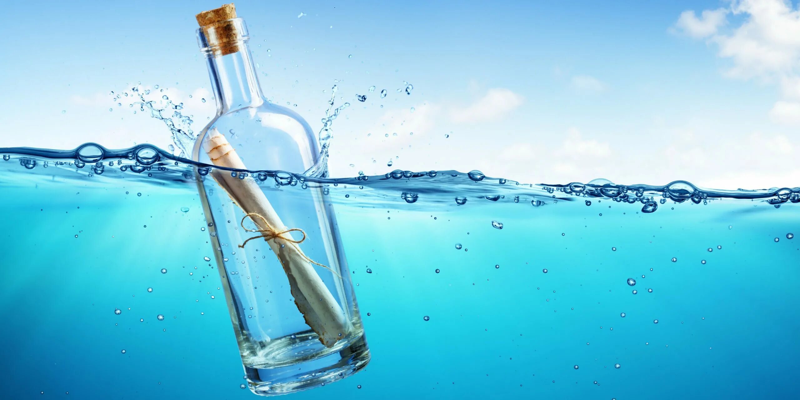 Сонник вода в бутылке. Сонник вода в бутылке. Питьевая вода на белом фоне. Сонник вода в бутылке. 5 литра.