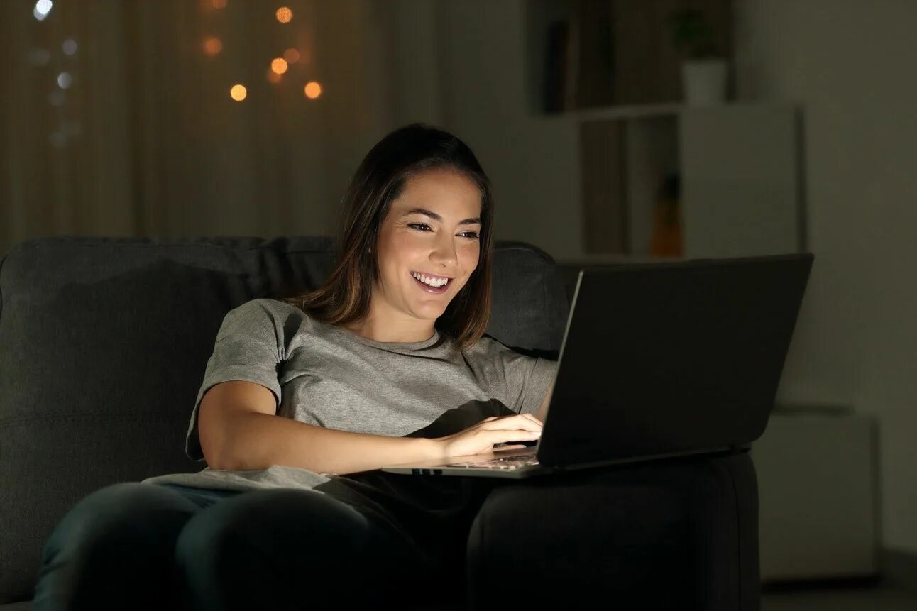Сидит перед телевизором. Телевизор вечер. She was watching tv. Телевизор. Watching tv evening.