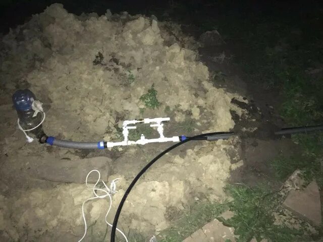 Трубки для разморозки труб. Замерзание в трубопроводе колодца. Отогрев труб водоснабжения. Зимний водопровод в баню из дома. Отогрев водопровода под землей.