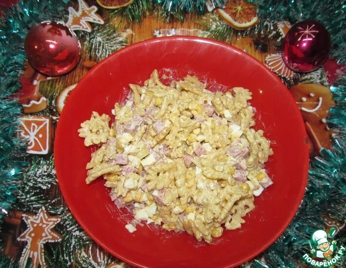 Крабовый салат с чипсами сыром. Салат из крабовых чипсов. салат с чипсами и колбасой. салат с краб чипсами. королевский салат с чипсами.