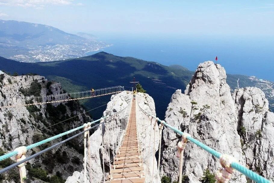 Подъем в гору 7. Гора ай Петри. Ай Петри канатка. АЙПЕТРИ Крым канатная дорога. Подъем на гору ай Петри.