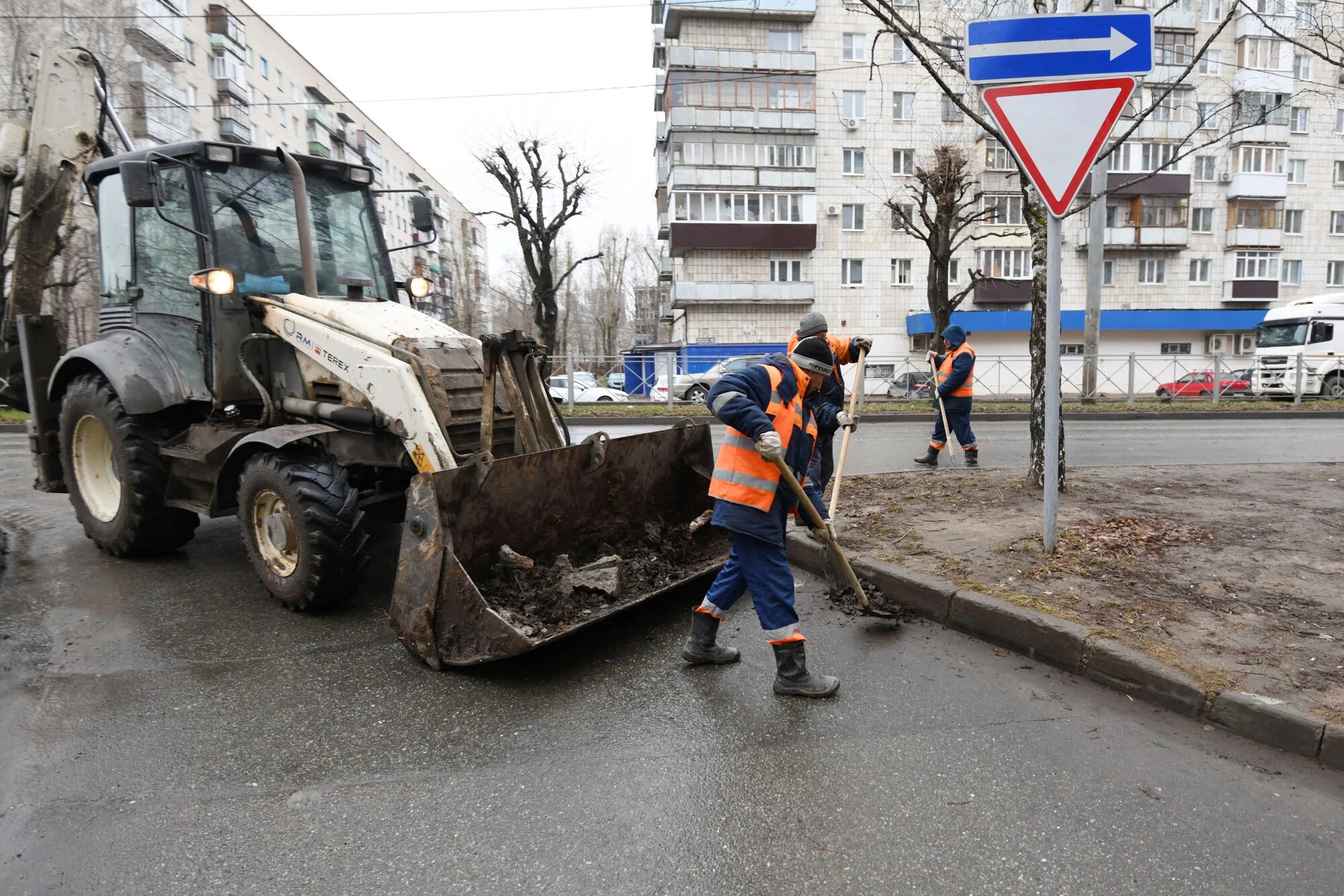 Санитарная очистка города. Уборка территории проводится. Санитарная очистка территории. Уборка улиц. Дорожная служба Казань.