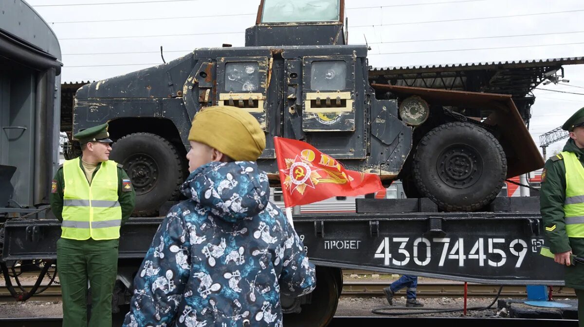 В воронеж прибыл. Воинский эшелон. эшелон военной техники в воронеже. специальный поезд бронированных войск. спецпоезд дон.