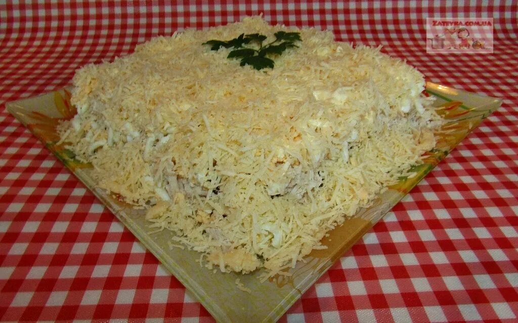 Слоеный салат с грибами и курицей картошкой. Салат с курицей и грибами слоями. слоёный салат с курицей и грибами. слоеный салат с курицей и картофелем. слоёный салат с курицей и грибами и картошкой.
