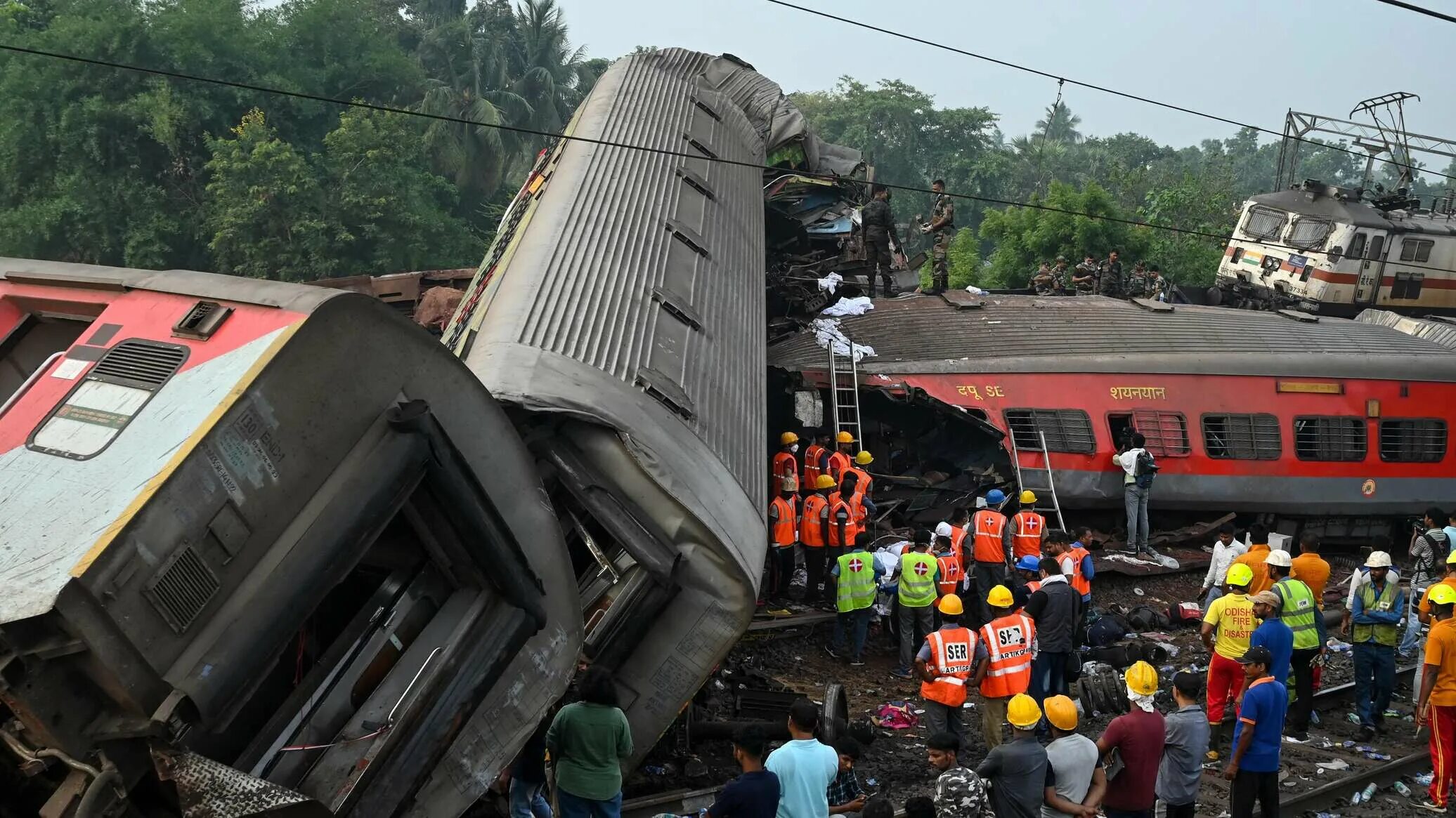 Поезд сошел с рельс россия. Столкновение поездов в Индии 2023. ЖД катастрофа в Индии июнь 2023.
