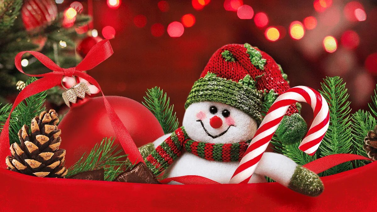 новогодняя тематика. фон для презентации новый год. подарки для елки. зима снежинки. красивые елочные игрушки.