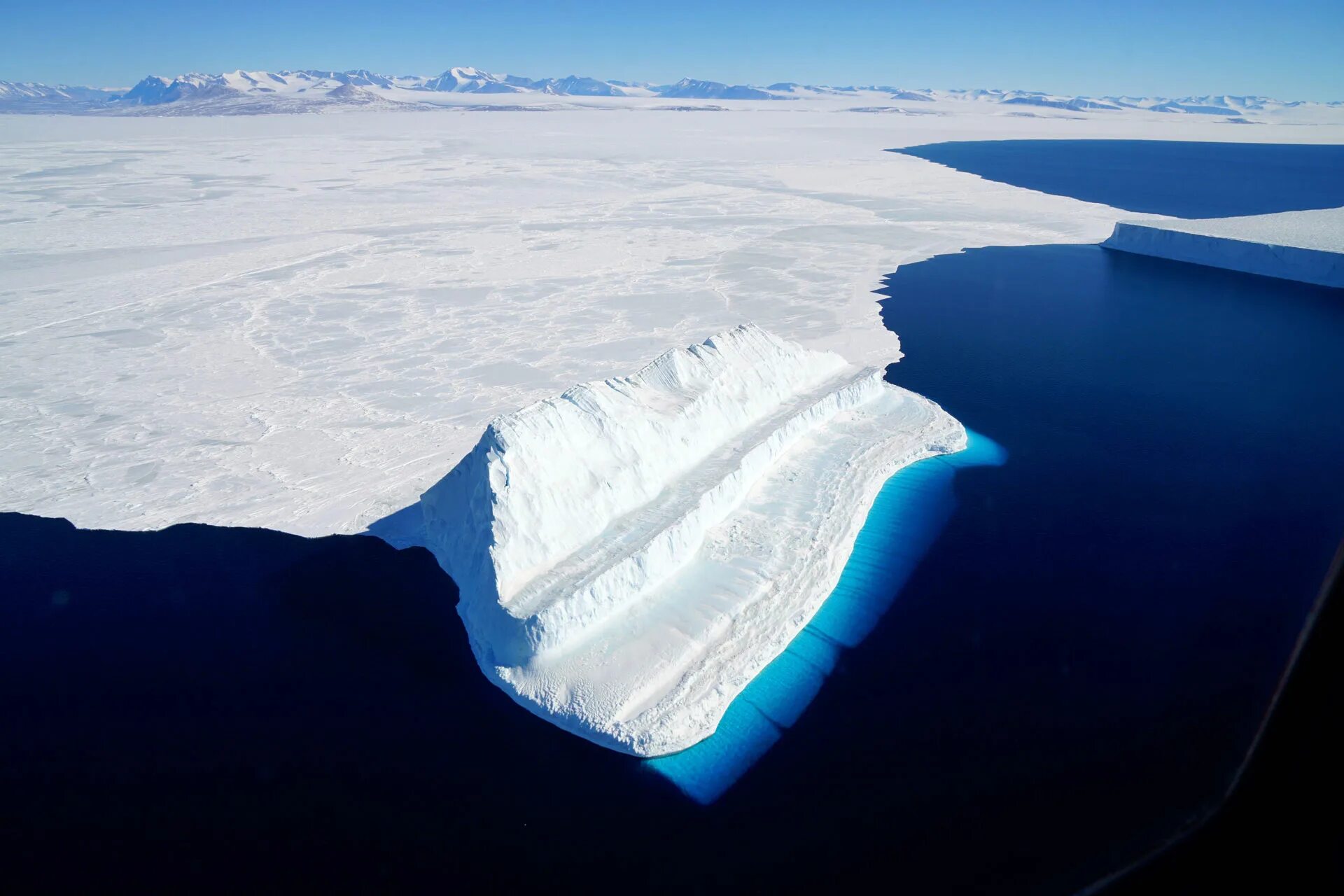 Как выглядит айс. Северный Ледовитый океан и Антарктида. Шельфовый ледник Мак-мёрдо. Ледники айсберги Антарктиды. Антарктида Гренландия Арктика Северный Ледовитый океан.