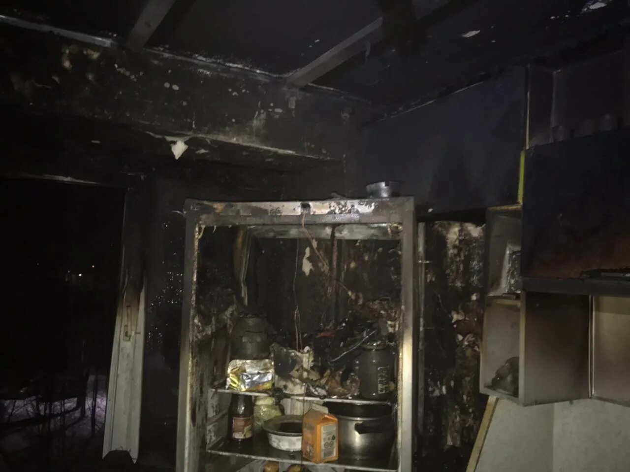 Сгоревшая кухня. Пожар на кухне. Сгорела кухня в квартире. Пожар на кухне фото.