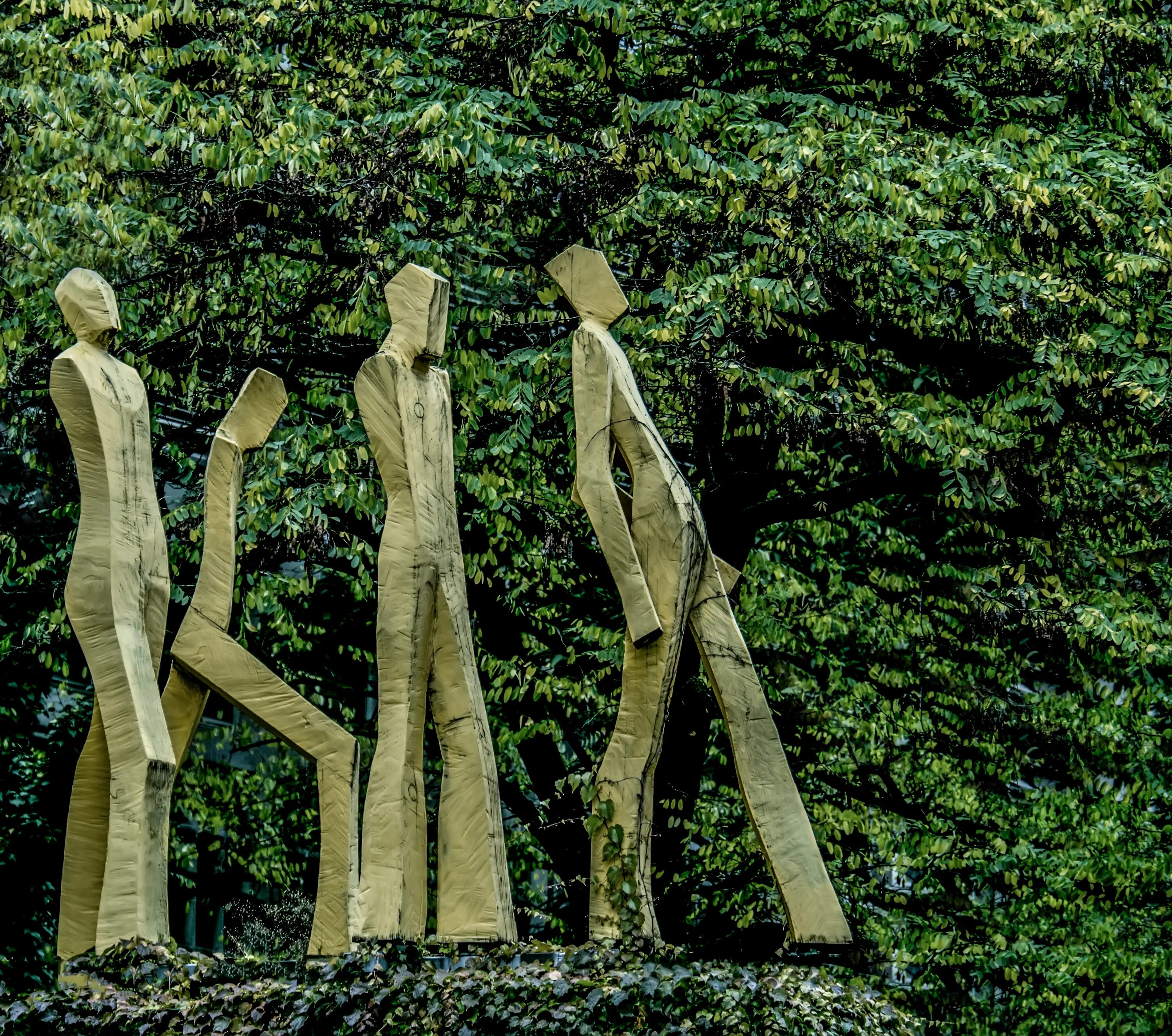 Wooden people. Интересные деревья. Скульптура дерево. Скульптура из дерева. Деревянные фигуры для сада.