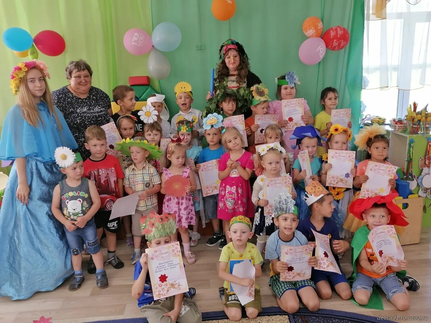 наряд на бал цветов в детском саду. выпускной бал цветов в детском саду. бал цветов в детском саду костюмы. праздник весны в средней группе. праздник цветов в детском саду костюм.