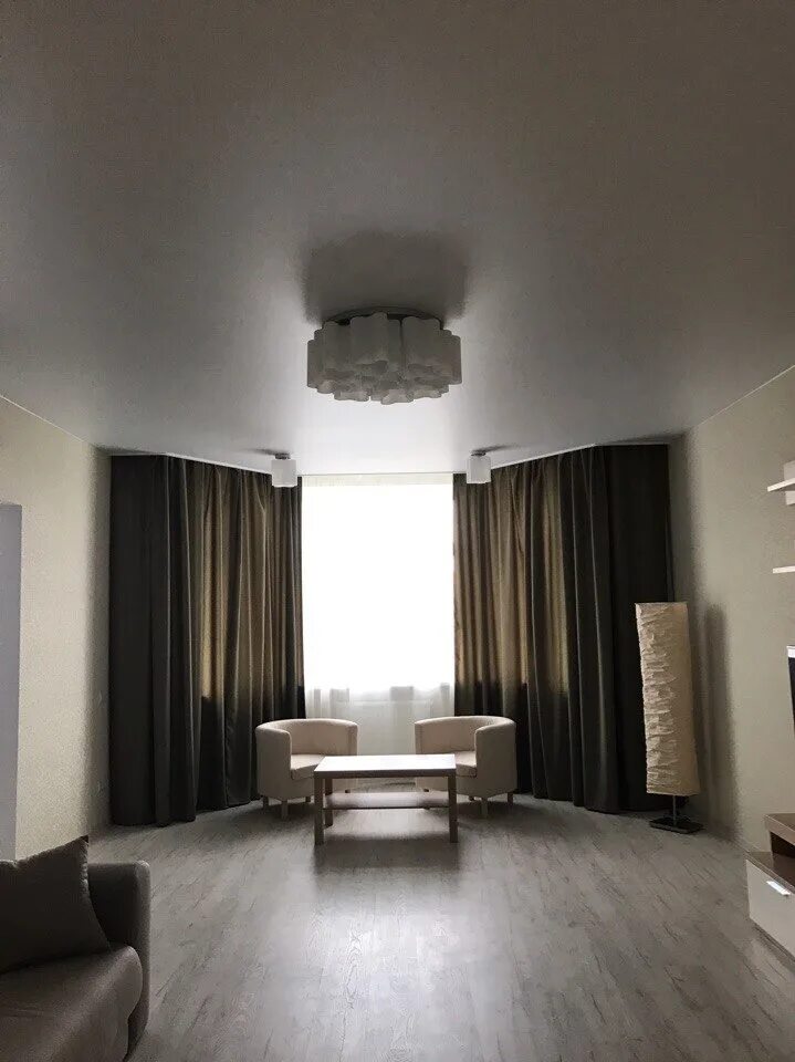 Натяжные потолки в маленькой гостиной. Натяжной потолок гости. Матовый натяжной потолок. Кв. Потолочная люстра lumion laconica 3498/5.