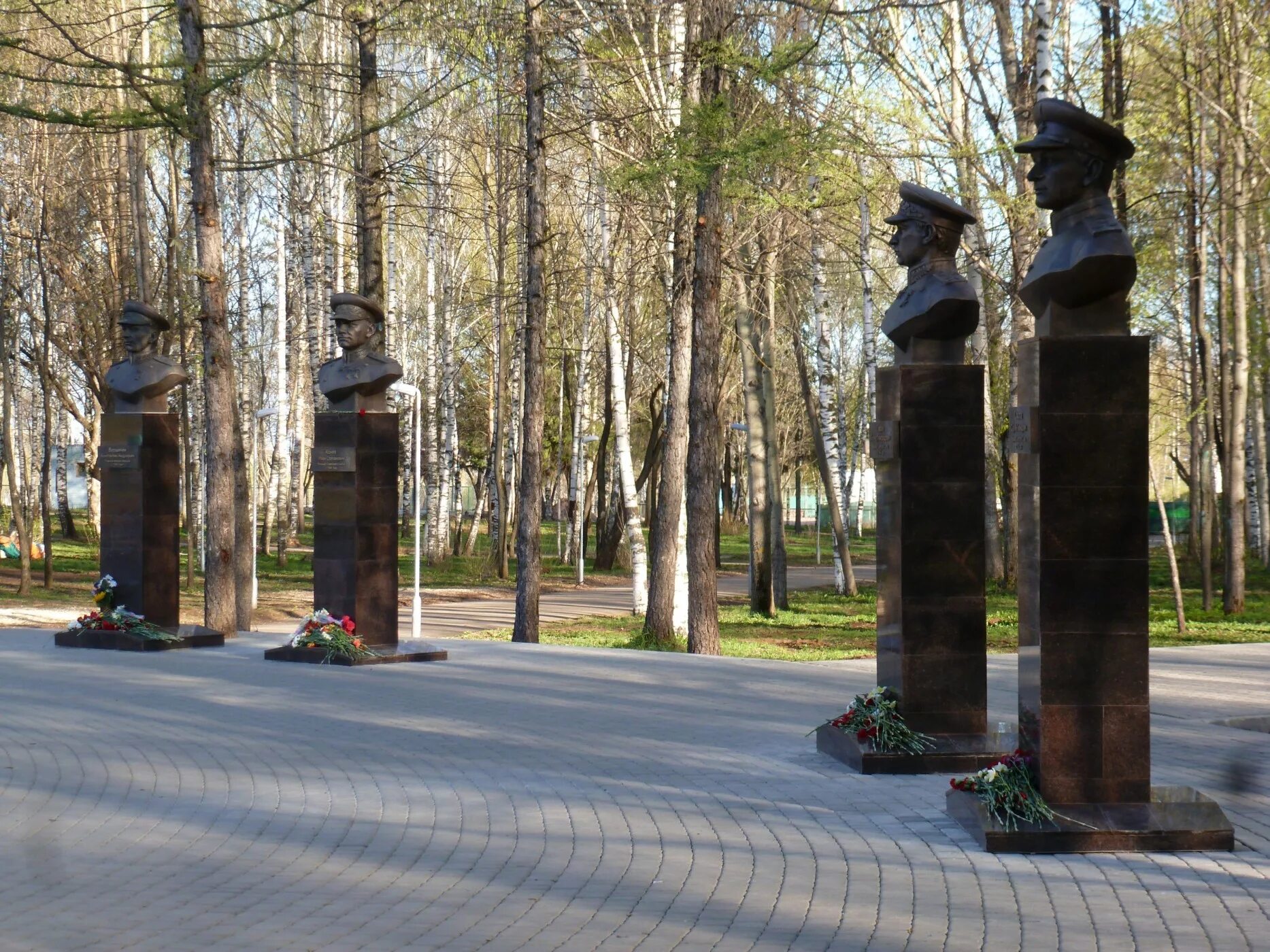 Память кировской области. Маршалы бюсты в парке Победы в Кирове. Парк Победы Киров памятники. Аллея памяти Киров парк Победы. Парк Победы бюсты маршалов Киров.