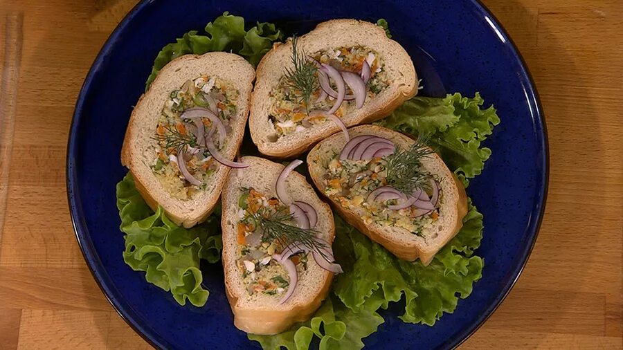 Как сделать бутерброды батона. Бутерброды с батоном. Как сделать бутерброды батона. Бутерброды со шпротами и чесноком. Как сделать бутерброды батона.