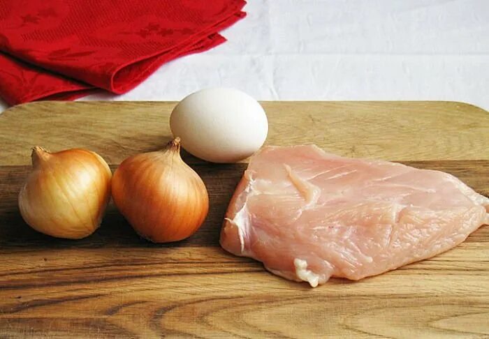 Куриное филе на луковице. Филе в яйце. Курица в луке. Лук и яйцо луковицы.
