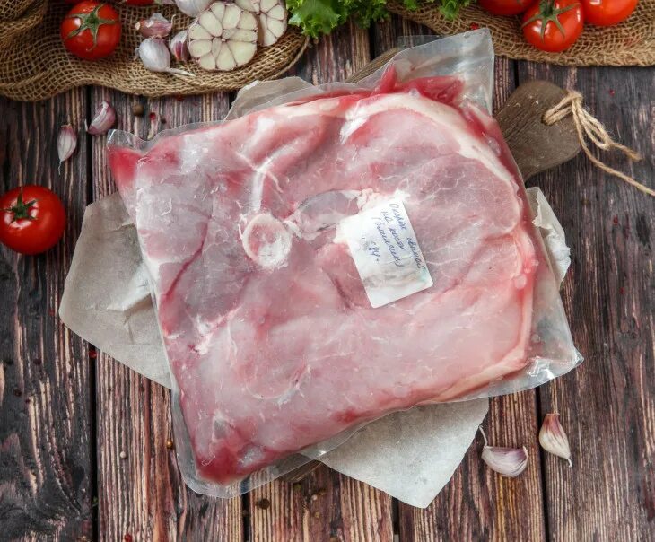 Мясо свинина блин. Свинина отруб на кости. Мясо на косточке. Окорок на кости. Мясо свинина блин.