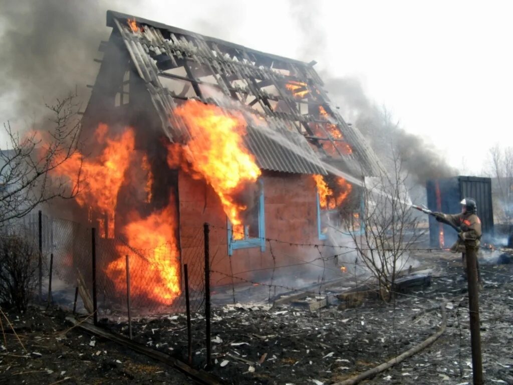 Пожар в доме. Пожар в частном доме. Пожар на даче. Пожар фото. Згораю или сгораю