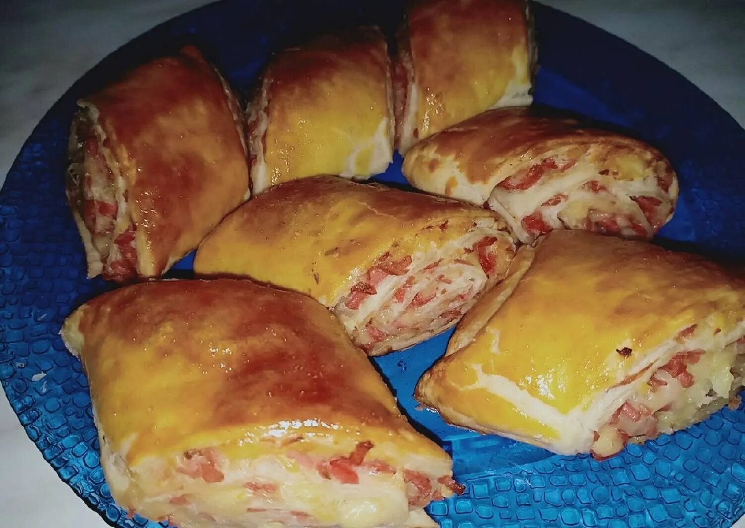 Слойки с колбасой и сыром. Рецепт конвертиков с сыром и колбасой. Рецепт конвертиков с сыром и колбасой. Пирожки с колбасой и сыром в духовке. Яичный конвертик с сыром.