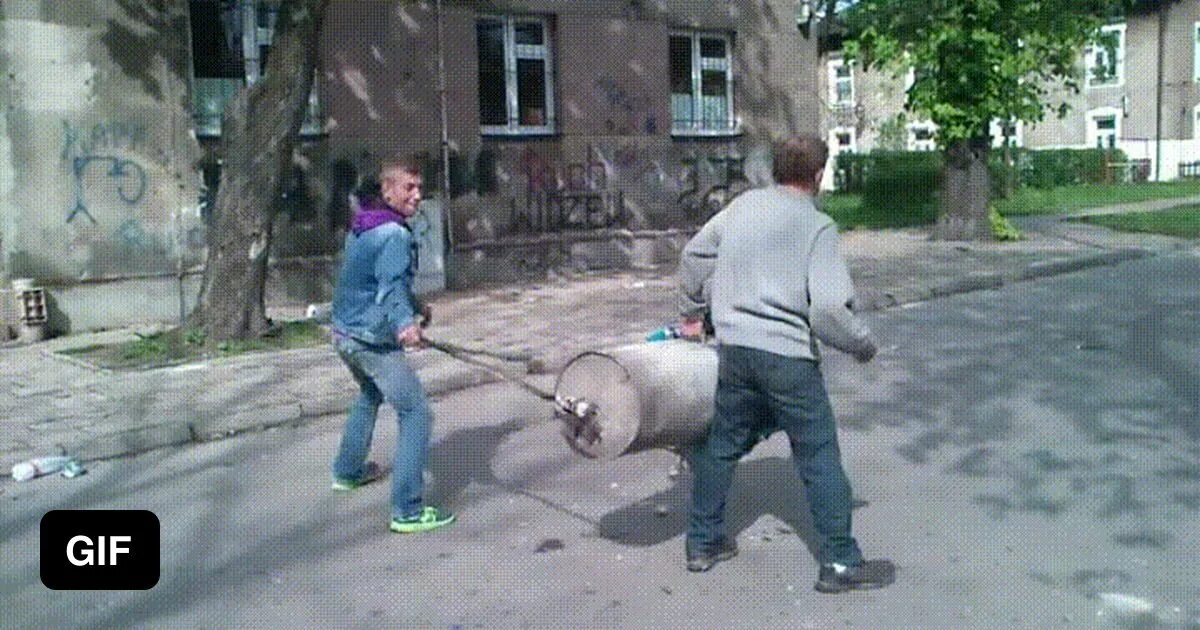 Девушка в купальнике с собакой. Приколы не ютуб. Смешные ролики про людей. Мемы. Смешная превьюшка.