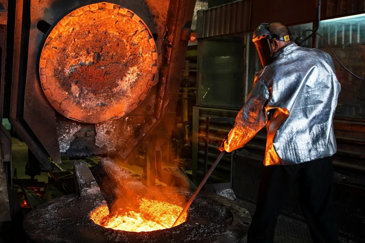 Огнеупорщик. Огнеупорщик норникель. Огнеупорщик нлмк. Огнеупорщик профессия. Втз огнеупорщик.